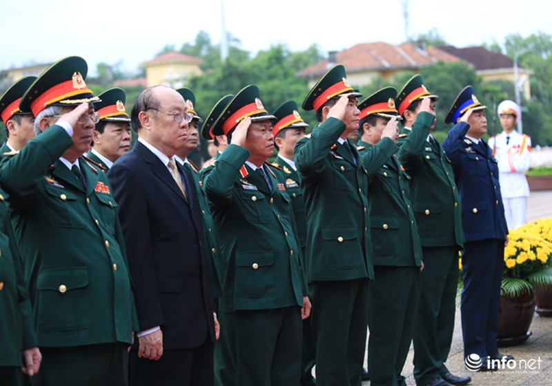 Thượng tướng Đỗ Bá Tỵ dẫn đầu Đoàn Quân ủy Trung ương viếng Lăng Bác - ảnh 2