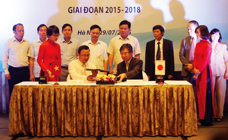 Đề xuất xử phạt người vừa điều khiển ô tô vừa sử dụng điện thoại - ảnh 1