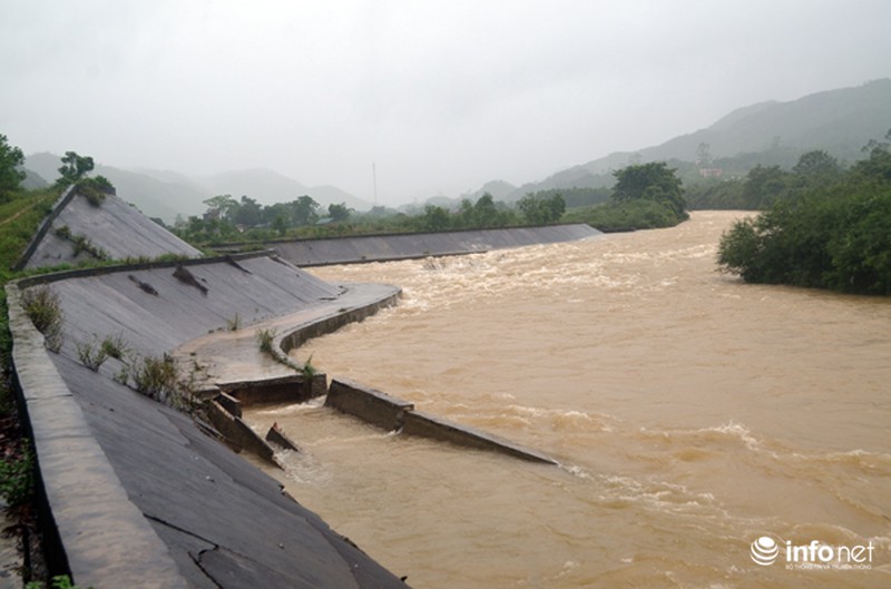Quảng Ninh: Mưa lũ khiến hơn 40 m kè sông biên giới Việt-Trung gãy vụn - ảnh 1