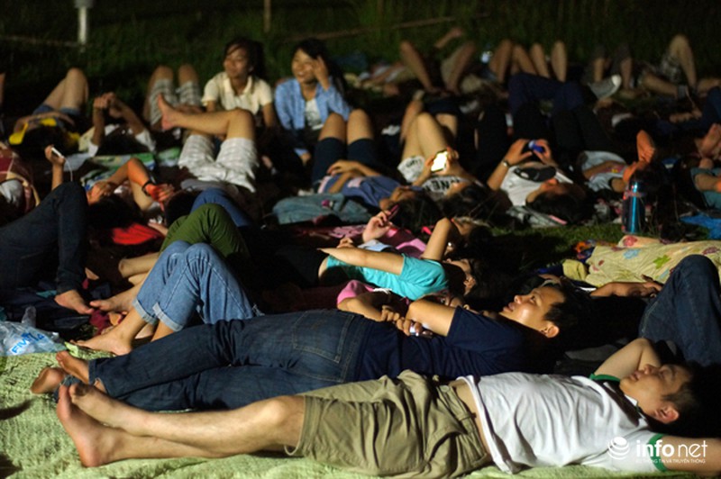 Thức đêm đón mưa sao băng, hàng trăm bạn trẻ