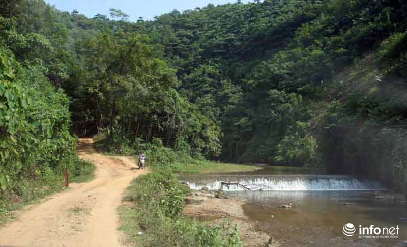 Thảm sát ở Yên Bái: Người nhà đưa thi thể 4 nạn nhân xuống núi - ảnh 2