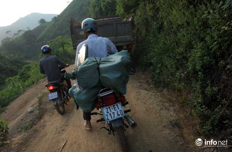 Thảm sát ở Yên Bái: Người nhà đưa thi thể 4 nạn nhân xuống núi - ảnh 9