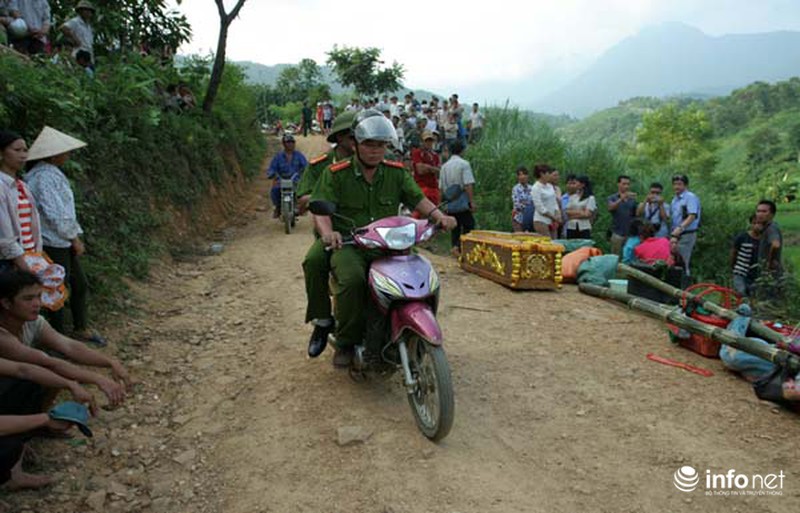 Thảm sát ở Yên Bái: Người nhà đưa thi thể 4 nạn nhân xuống núi - ảnh 3