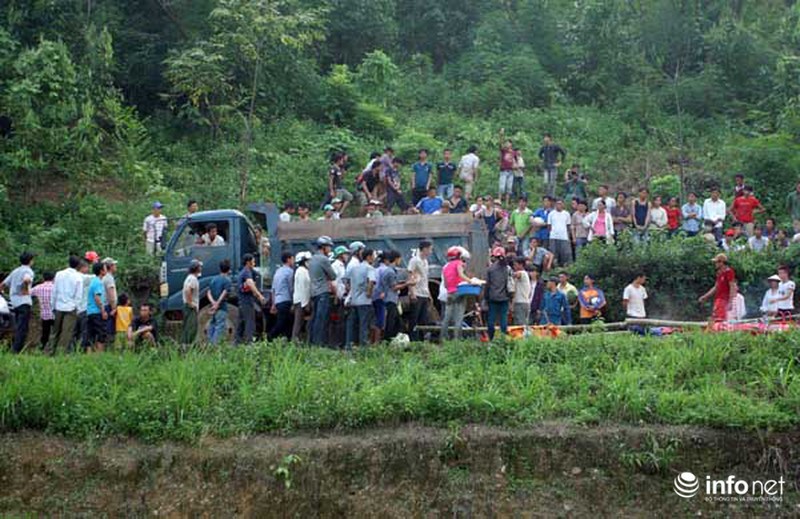 Thảm sát ở Yên Bái: Người nhà đưa thi thể 4 nạn nhân xuống núi - ảnh 4