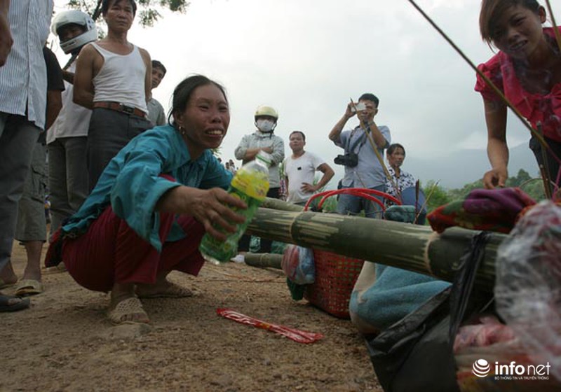 Thảm sát ở Yên Bái: Người nhà đưa thi thể 4 nạn nhân xuống núi - ảnh 5