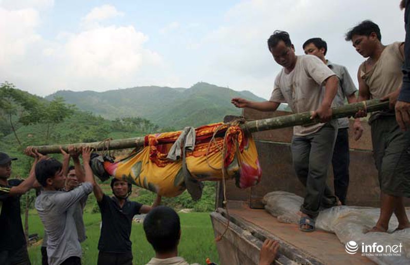 Thảm sát ở Yên Bái: Người nhà đưa thi thể 4 nạn nhân xuống núi - ảnh 6