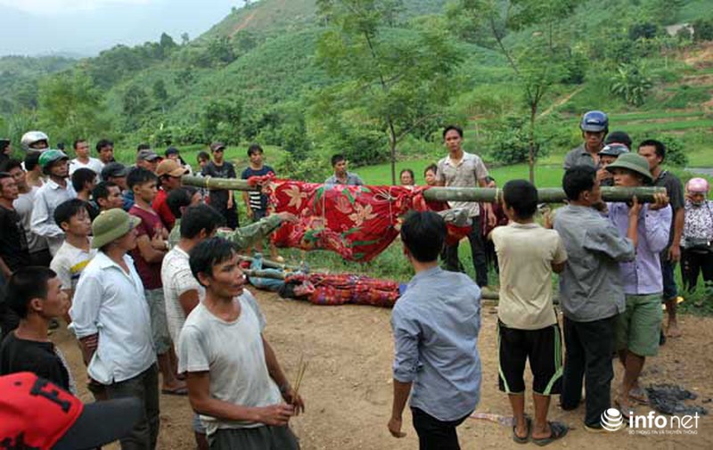 Thảm sát ở Yên Bái: Người nhà đưa thi thể 4 nạn nhân xuống núi - ảnh 7