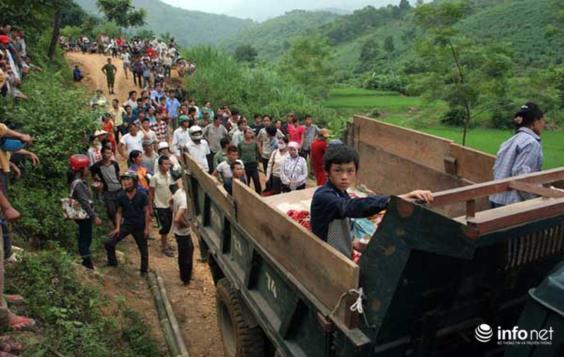 Thảm sát ở Yên Bái: Người nhà đưa thi thể 4 nạn nhân xuống núi - ảnh 1
