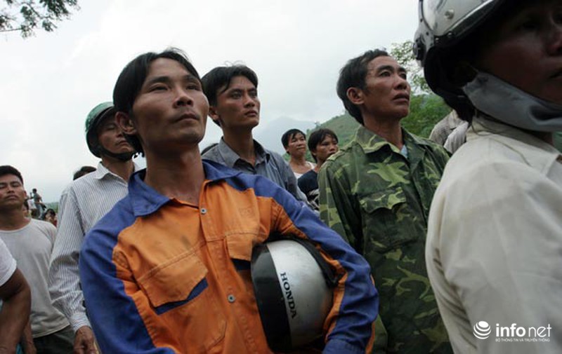 Thảm sát ở Yên Bái: Người nhà đưa thi thể 4 nạn nhân xuống núi - ảnh 8