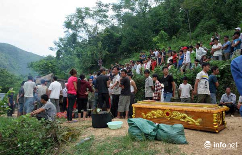 Thảm sát ở Yên Bái: Người nhà đưa thi thể 4 nạn nhân xuống núi - ảnh 10