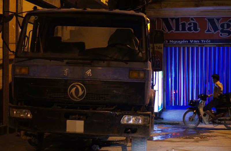 Hà Nội: Người dân phải mua nước từ... xe rửa đường với giá đắt đỏ - ảnh 1