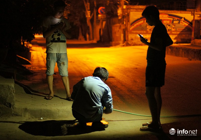 Hà Nội: Người dân phải mua nước từ... xe rửa đường với giá đắt đỏ - ảnh 5