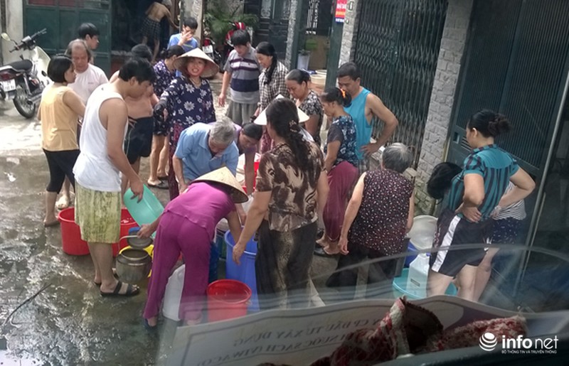 Hà Nội: Người dân phải mua nước từ... xe rửa đường với giá đắt đỏ - ảnh 6