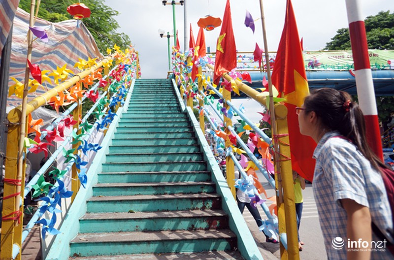 Cây cầu chong chóng đặc biệt giữa lòng Hà Nội - ảnh 1