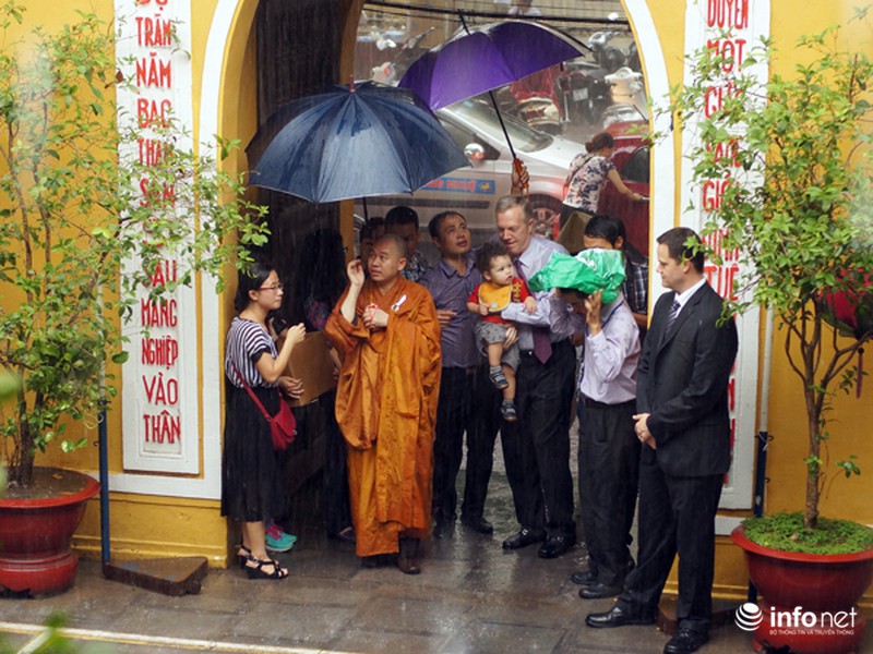 Đại sứ Hoa Kỳ đội mưa tới chùa làm lễ Vu Lan - ảnh 1