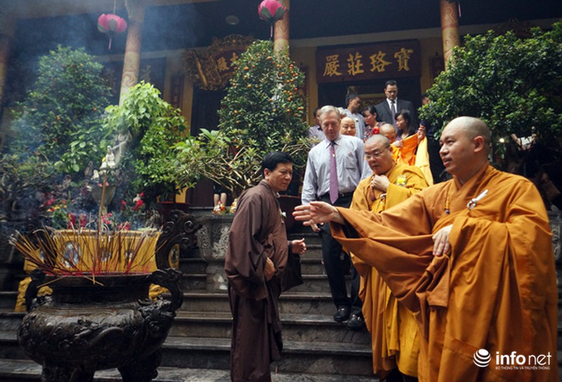 Đại sứ Hoa Kỳ đội mưa tới chùa làm lễ Vu Lan - ảnh 10