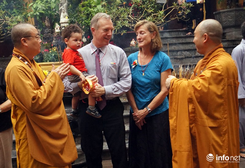 Đại sứ Hoa Kỳ đội mưa tới chùa làm lễ Vu Lan - ảnh 11