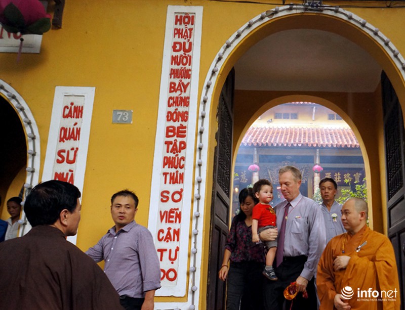 Đại sứ Hoa Kỳ đội mưa tới chùa làm lễ Vu Lan - ảnh 12