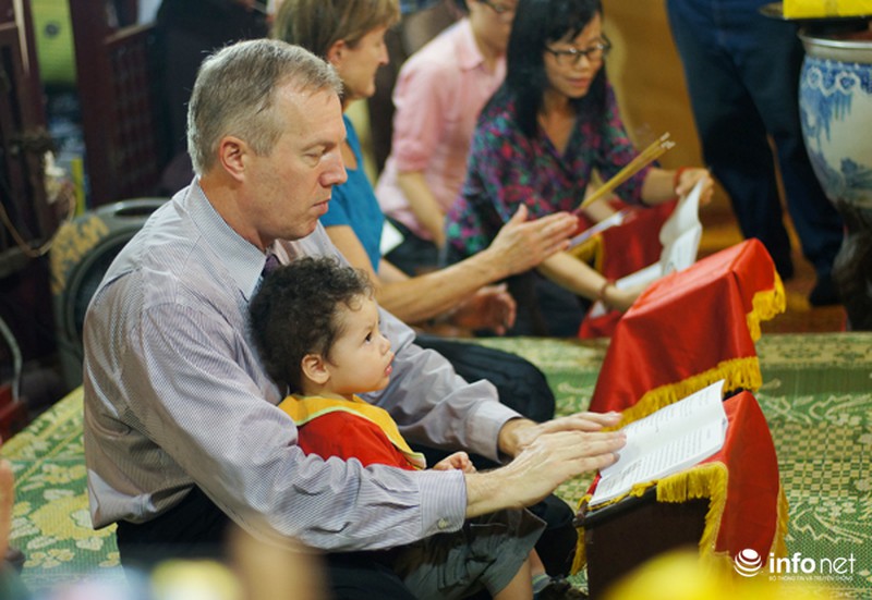 Đại sứ Hoa Kỳ đội mưa tới chùa làm lễ Vu Lan - ảnh 2