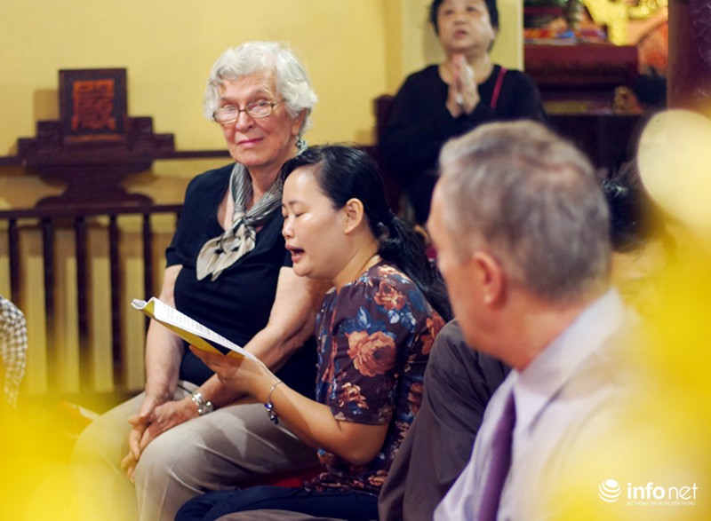 Đại sứ Hoa Kỳ đội mưa tới chùa làm lễ Vu Lan - ảnh 3