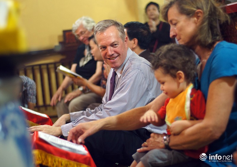 Đại sứ Hoa Kỳ đội mưa tới chùa làm lễ Vu Lan - ảnh 4