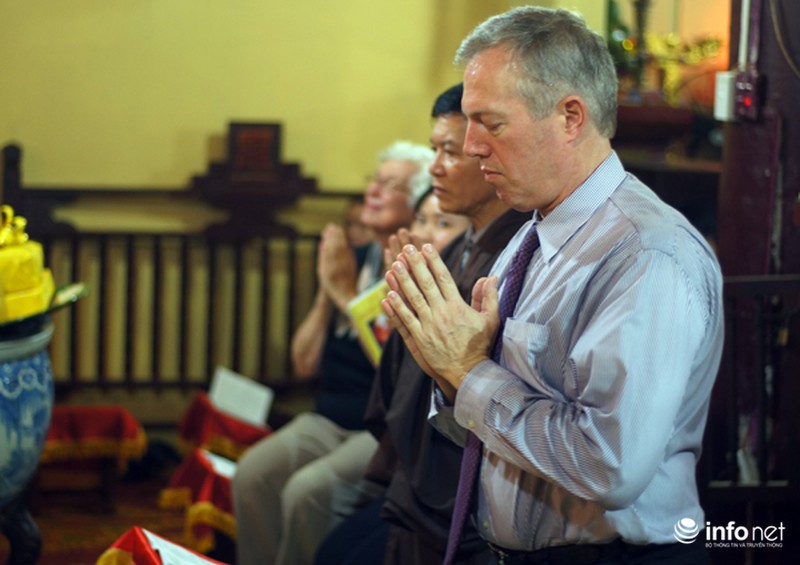 Đại sứ Hoa Kỳ đội mưa tới chùa làm lễ Vu Lan - ảnh 5