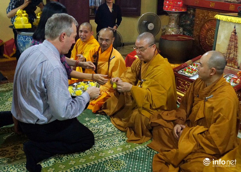 Đại sứ Hoa Kỳ đội mưa tới chùa làm lễ Vu Lan - ảnh 6