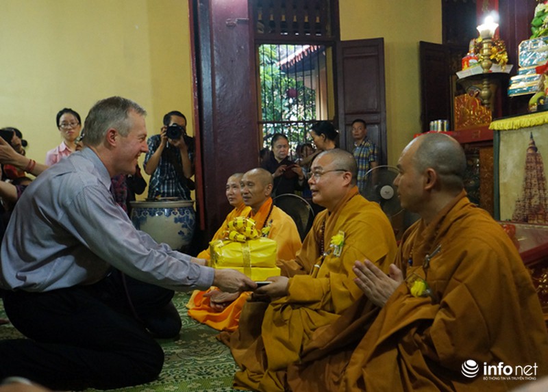 Đại sứ Hoa Kỳ đội mưa tới chùa làm lễ Vu Lan - ảnh 7