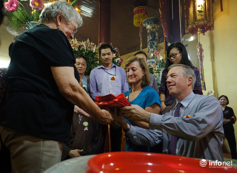 Đại sứ Hoa Kỳ đội mưa tới chùa làm lễ Vu Lan - ảnh 8