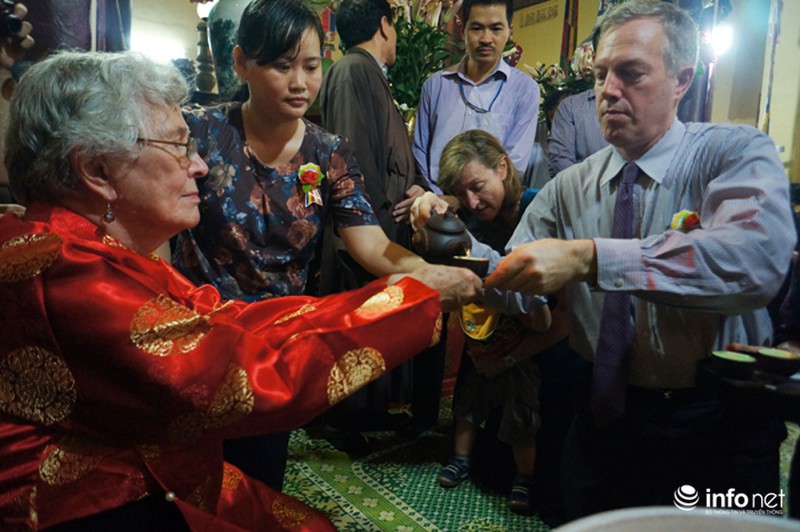 Đại sứ Hoa Kỳ đội mưa tới chùa làm lễ Vu Lan - ảnh 9