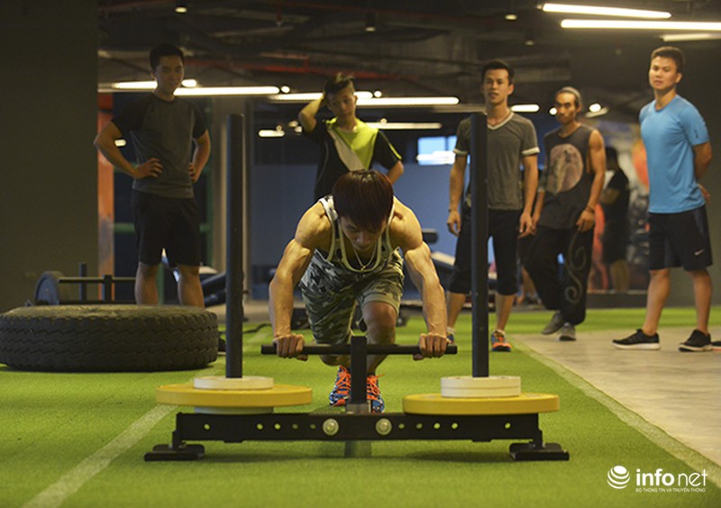 Độc đáo những bài tập Gym lạ chưa từng có ở Hà Nội - ảnh 6
