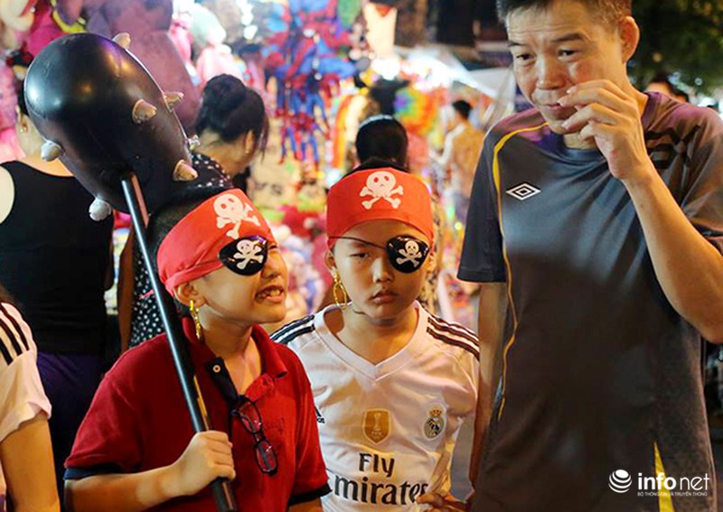 Tràn ngập mặt nạ kinh dị trên phố Hàng Mã - ảnh 1