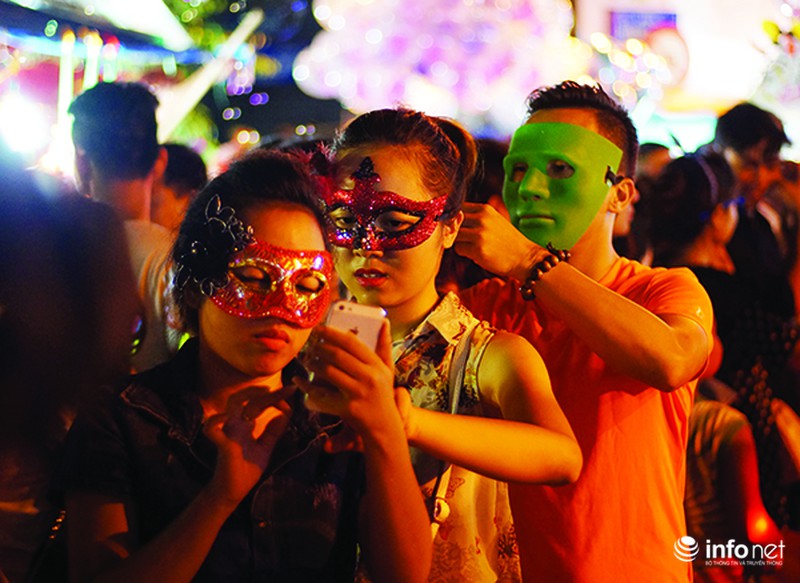 Tràn ngập mặt nạ kinh dị trên phố Hàng Mã - ảnh 2