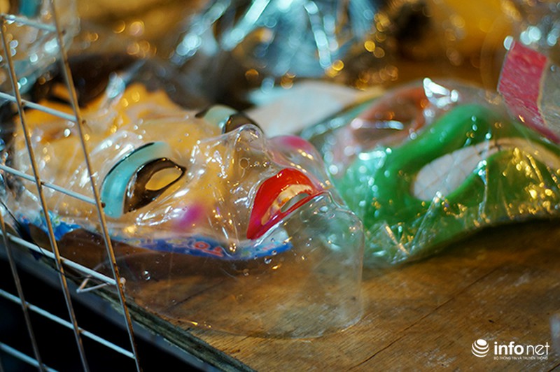 Tràn ngập mặt nạ kinh dị trên phố Hàng Mã - ảnh 3