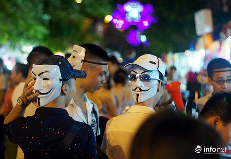 Tràn ngập mặt nạ kinh dị trên phố Hàng Mã - ảnh 4