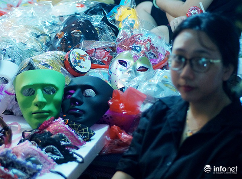 Tràn ngập mặt nạ kinh dị trên phố Hàng Mã - ảnh 7