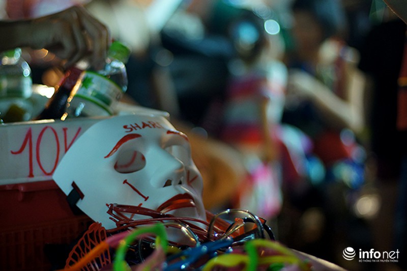 Tràn ngập mặt nạ kinh dị trên phố Hàng Mã - ảnh 8