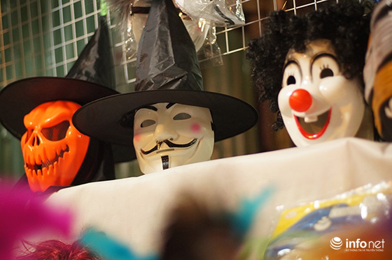 Tràn ngập mặt nạ kinh dị trên phố Hàng Mã - ảnh 9