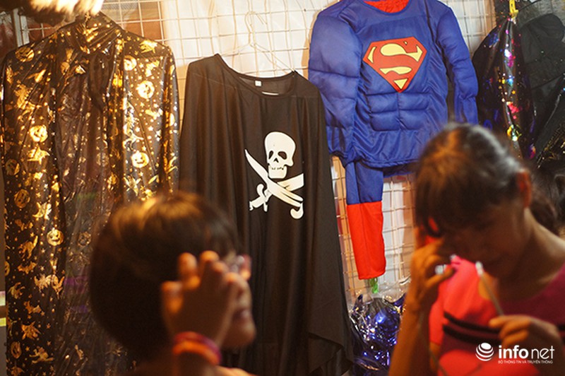 Tràn ngập mặt nạ kinh dị trên phố Hàng Mã - ảnh 10