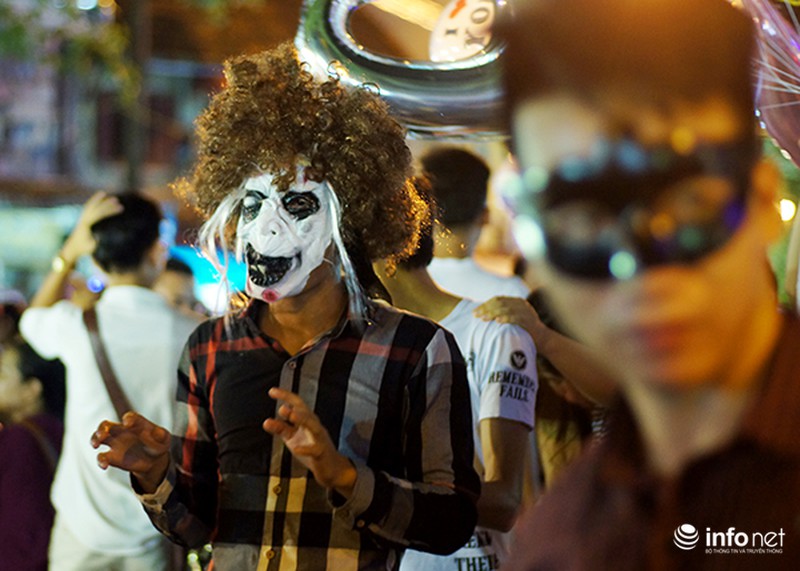 Tràn ngập mặt nạ kinh dị trên phố Hàng Mã - ảnh 5