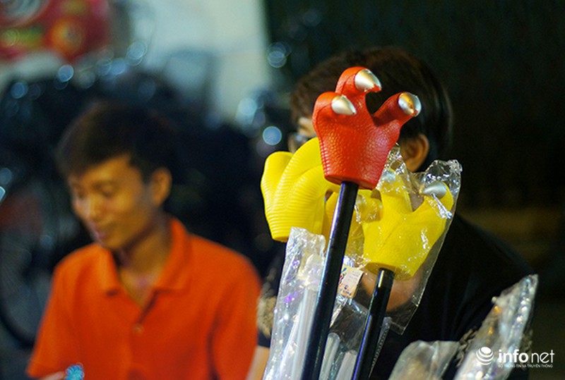 Tràn ngập mặt nạ kinh dị trên phố Hàng Mã - ảnh 11