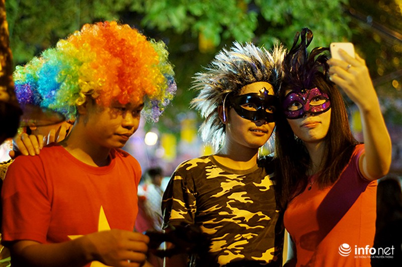 Tràn ngập mặt nạ kinh dị trên phố Hàng Mã - ảnh 12