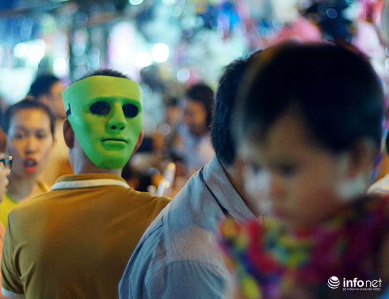 Tràn ngập mặt nạ kinh dị trên phố Hàng Mã - ảnh 6