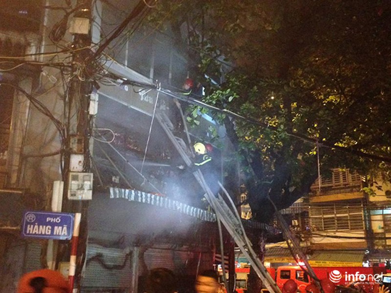 Cháy tại Hàng Mã, cả khu phố cổ náo loạn - ảnh 1