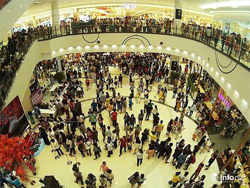 Vật vã chen chân đi Aeon Mall ngày cuối tuần - ảnh 1