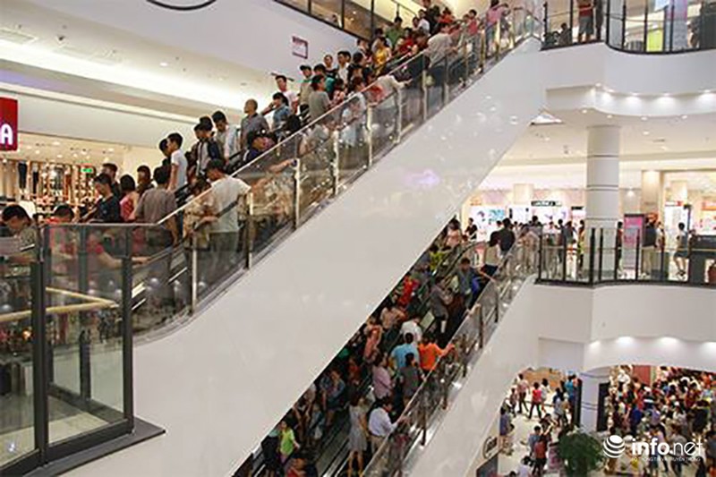 Vật vã chen chân đi Aeon Mall ngày cuối tuần - ảnh 2