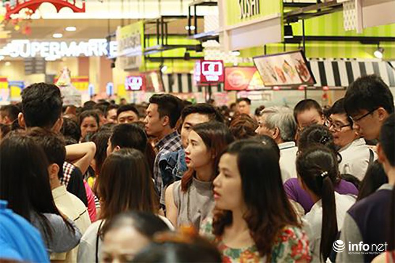 Vật vã chen chân đi Aeon Mall ngày cuối tuần - ảnh 3