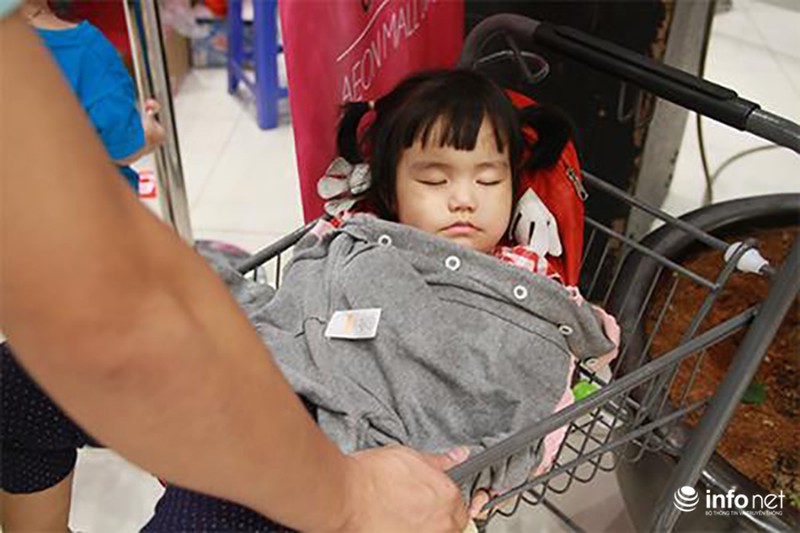 Vật vã chen chân đi Aeon Mall ngày cuối tuần - ảnh 8