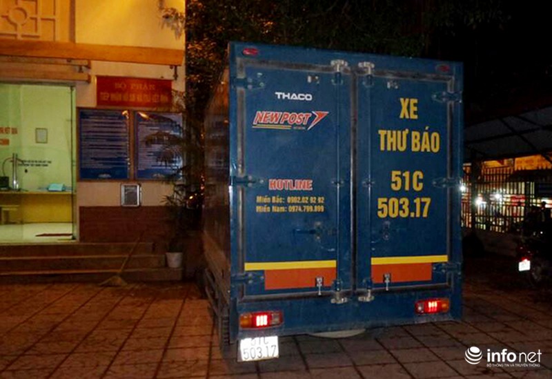 Xe thư báo chở hơn 500 điện thoại và 40 hộp đựng mỹ phẩm không rõ nguồn gốc - ảnh 1