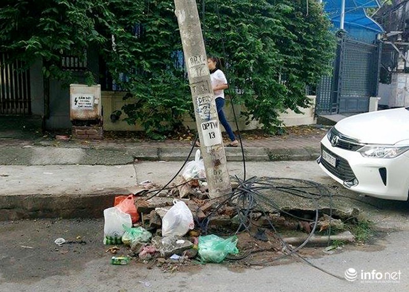 Cột đèn bật gốc sắp đổ giữa phố - ảnh 2